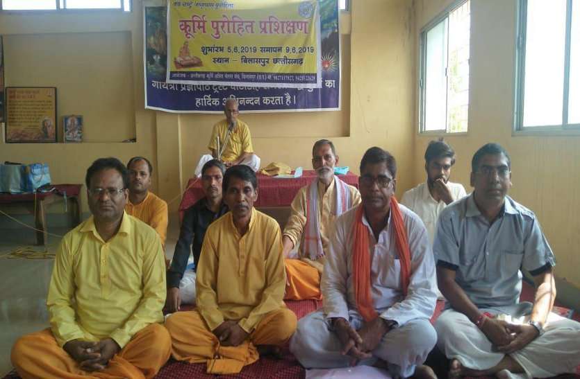 rituals मंत्रोच्चार के साथ प्रारंभिक कर्मकांड की जानकारी दी जा रही पुरोहित प्रशिक्षण शिविर में