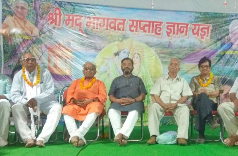 Poetry gave new direction to social change बाबुल के बगीचों को लगाती हैं बेटियां, ससुराल के सपनों को सजाती हैं बेटियां