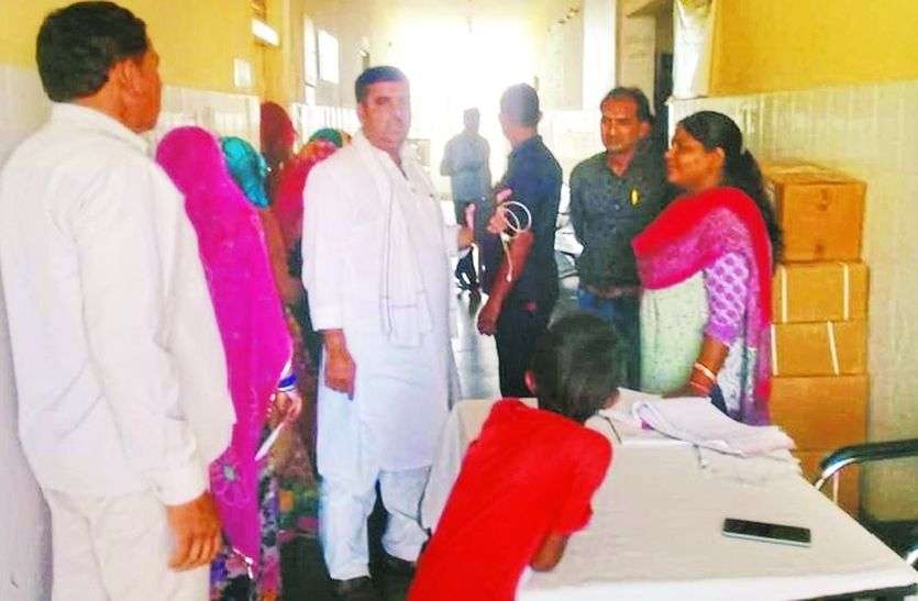 sikar यहां कागजों में होती अस्पताल की नाइट शिफ्ट