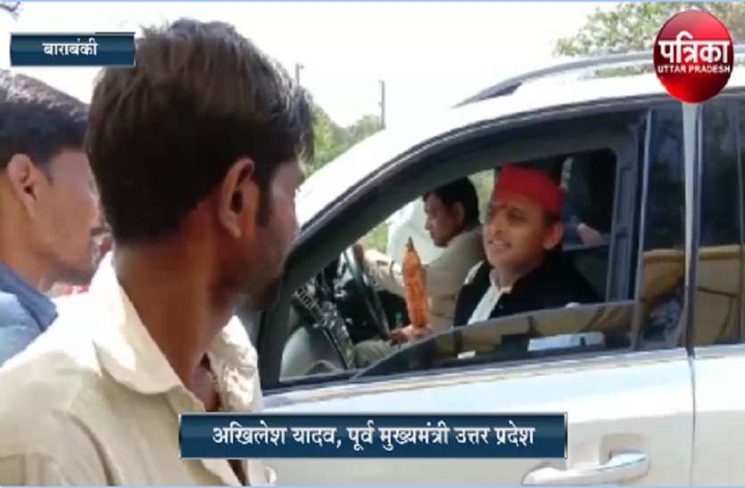 Suddenly Akhilesh Yadav stop after looking bhutta भुट्टा देखकर अचानक रुका अखिलेश का काफिला, भुट्टे वाले से किया ऐसा मजाक, सुनकर आप भी...