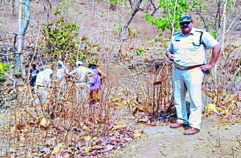 girl dead body found जंगल में संदिग्ध हालत में मिली लड़की लाश, भूख-प्यास के कारण मौत होने की आशंका