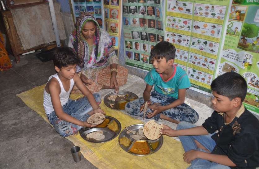dewas कहीं कड़क तो कहीं जली रोटियां पहुंच रहीं, खिचड़ी-सब्जी पतली