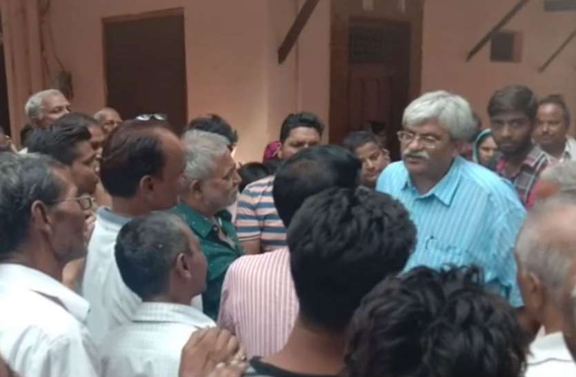hungama भीषण गर्मी में सुहागनगरी के अंदर बढ़ गई पानी की किल्लत, शहरवासियों ने उठाया ऐसा कदम कि फूल गए नगर निगम अधिकारियों के हाथ पैर, देखें वीडियो