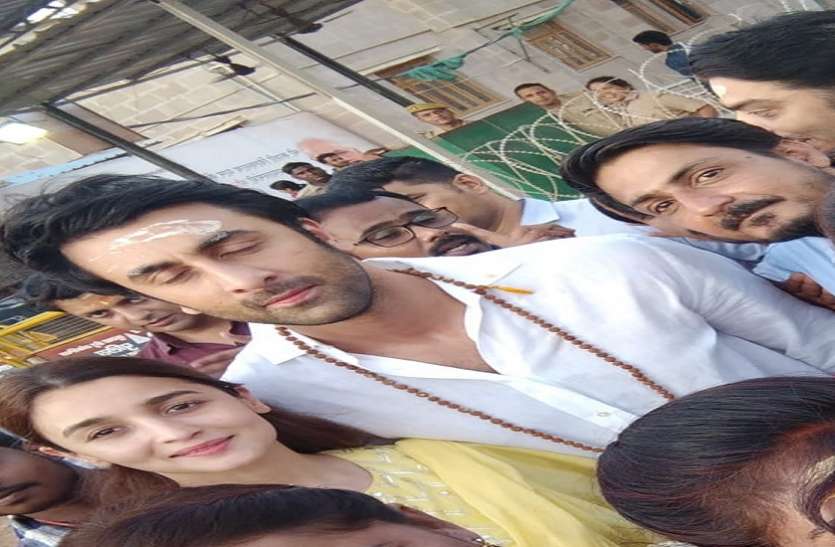 Ranbir Kapoor and Alia Bhatt रणबीर कपूर व आलिया भट्ट ने बाबा विश्वविनाथ का दिया दर्शन, यह मांगा आशीर्वाद