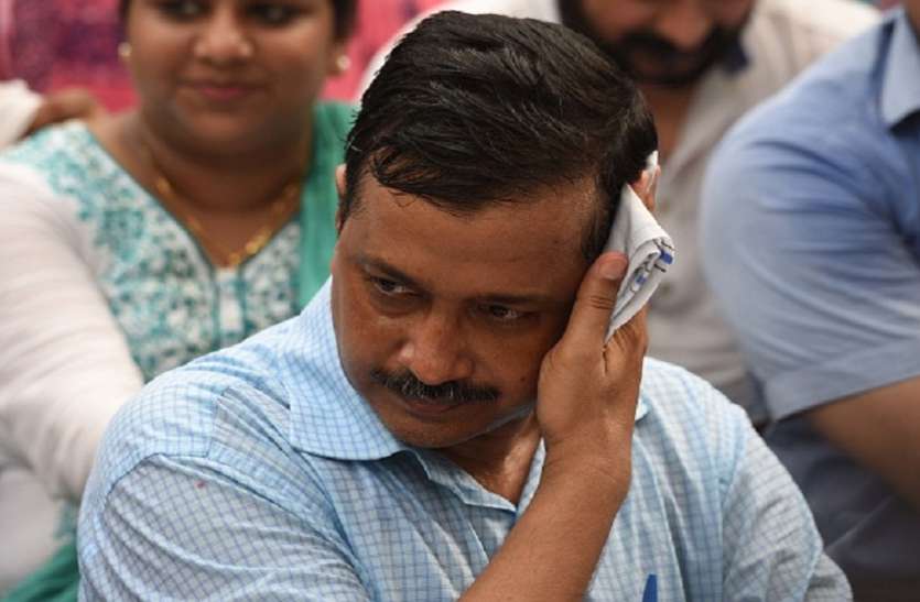 Arvind Kejriwal दिल्ली में महिला ने पकड़ी सीएम अरविंद केजरीवाल की शर्ट, फ्री मेट्रो पर राय लेने पहुंचे थे जनता के बीच
