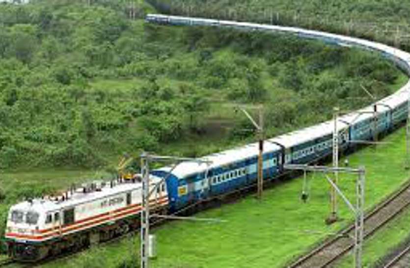 Ratlam railway station यात्री चाहे कितने बीमार हो, ये 14 ट्रेन नहीं रुकती 526 किमी के रास्ते में