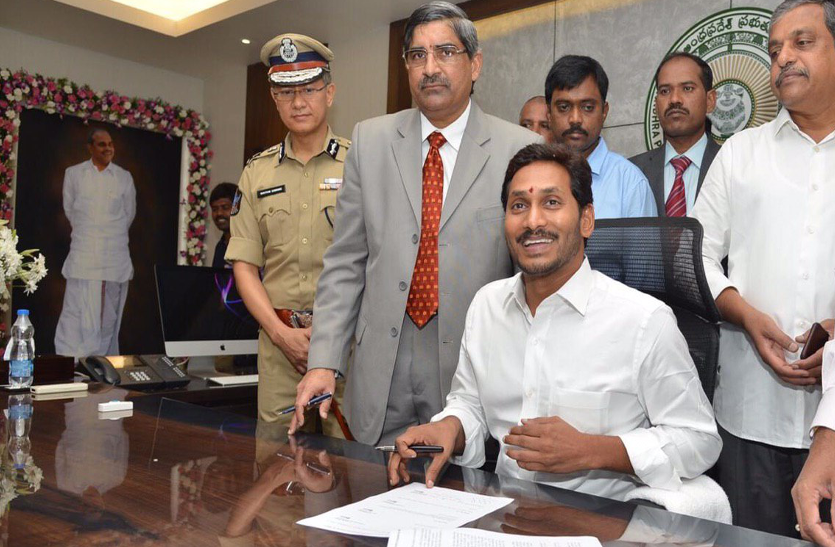 ys jagan mohan जगन मोहन रेड्डी ने ऐतिहासिक क़दम उठाते हुए बनाए 5 उपमुख्यमंत्री, नव नियुक्त मंत्रियों को दिया यह मंत्र