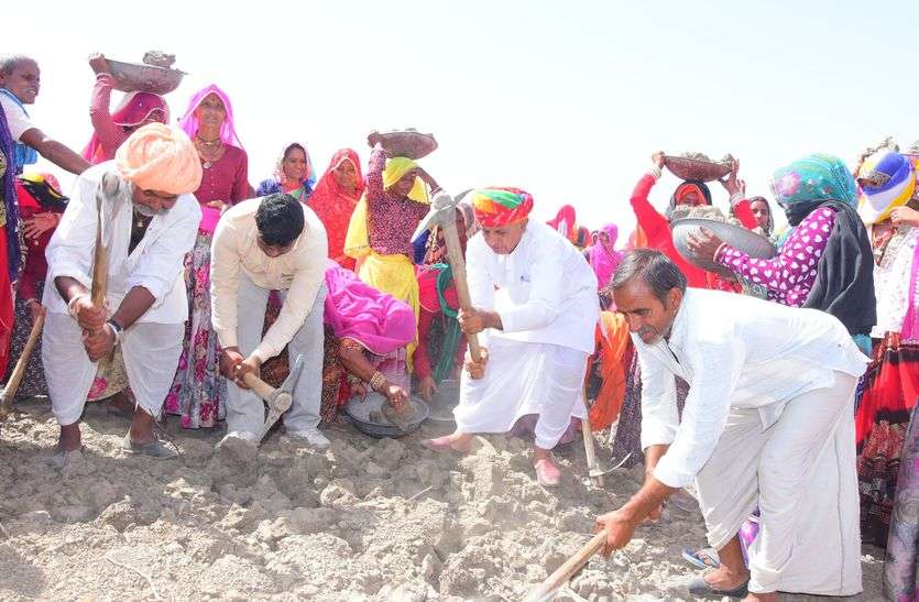 Ajmer MP in the digging work गेंती लेकर खुदाई कार्य में जुट गए अजमेर सांसद