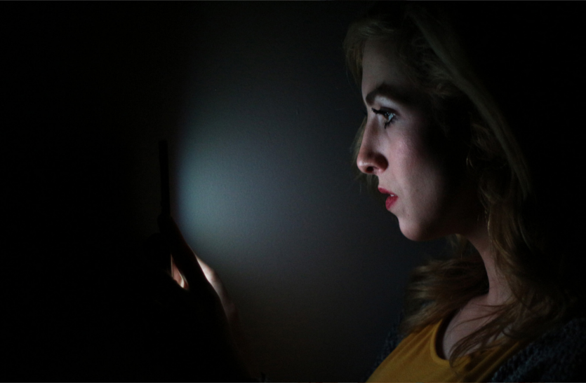 mobile-screen-illumination-is-harmful-for-health मोबाइल स्क्रीन की रोशनी कहीं कर न दे आपके जीवन में अंधेरा