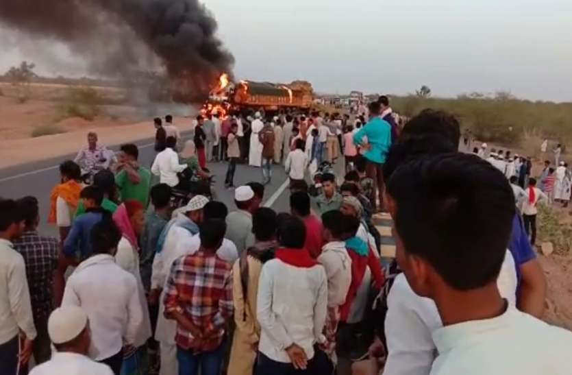 फलोदी. दो ट्रकों में भिडन्त के बाद एक ट्रक में लगी भीषण आग, चालक जिंदा जला दो ट्रकों में भिडन्त के बाद एक ट्रक में लगी भीषण आग, चालक जिंदा जला