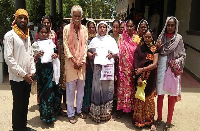 cg news महिला की मौत के बाद आदिवासी समाज ने कलेक्ट्रेट किया प्रदर्शन, कहा- नहीं हुई कार्यवाही तो छेड़ेंगे आंदोलन