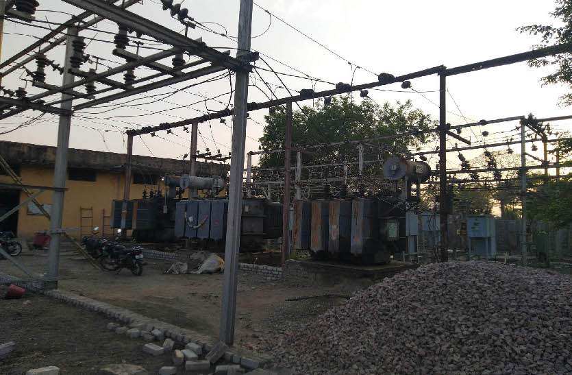 Power Grid Sub Station Handling Less Educated Personnel in udaipur उदयपुर में अनाड़ी कार्मिकों के हवाले ठेके के सब ग्रिड स्टेशन, छठी और आठवीं पास संभाल रहे विद्युत आपूर्ति