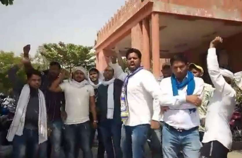 Protest VIDEO बसपा की समीक्षा बैठक में जमकर मारपीट, कॉर्डिनेटरों पर दलाली के आरोप, रुपए लेकर बांटे जा रहे पद