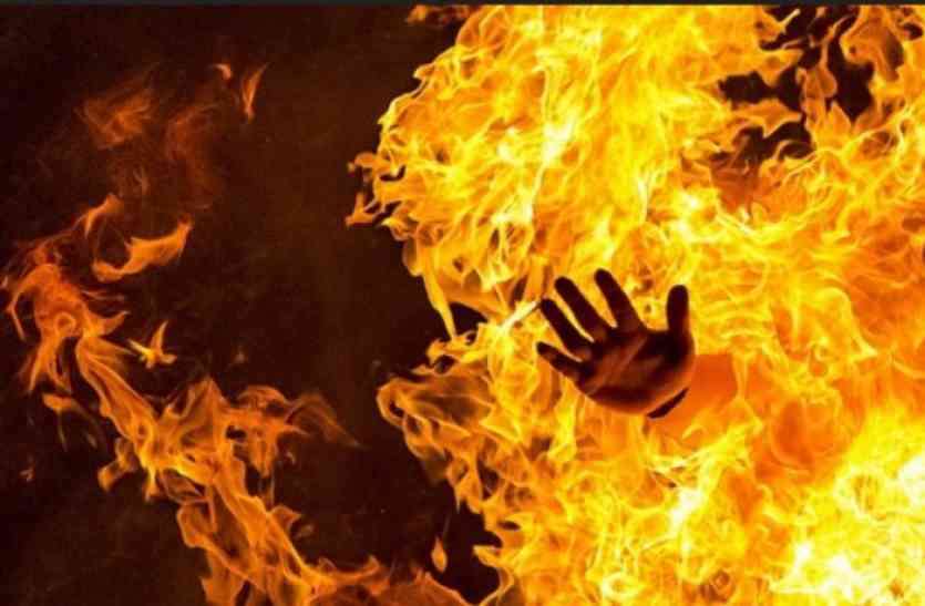 file photo ये कैसा प्यार?...नाबालिग छात्रा ने प्रस्ताव ठुकराया, लड़के ने पेट्रोल छिड़कर लगा दी आग, मौत