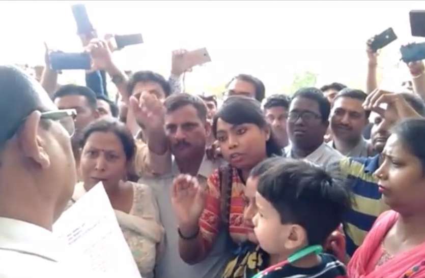 shahberi buyers protest प्रशासन ने दिए शाहबेरी की इमारतों को गिराने के आदेश, आशियाने को बचाने के लिए सड़कों पर उतरे लोग