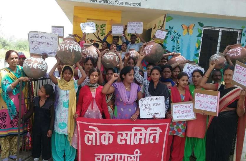 नागेपुर में महिलाओं का प्रदर्शन पेयजल संकट से जूझती वाराणसी की महिलाएं चिलचिलाती धूप में निकलीं बाहर, घड़ा लेकर किया प्रदर्शन