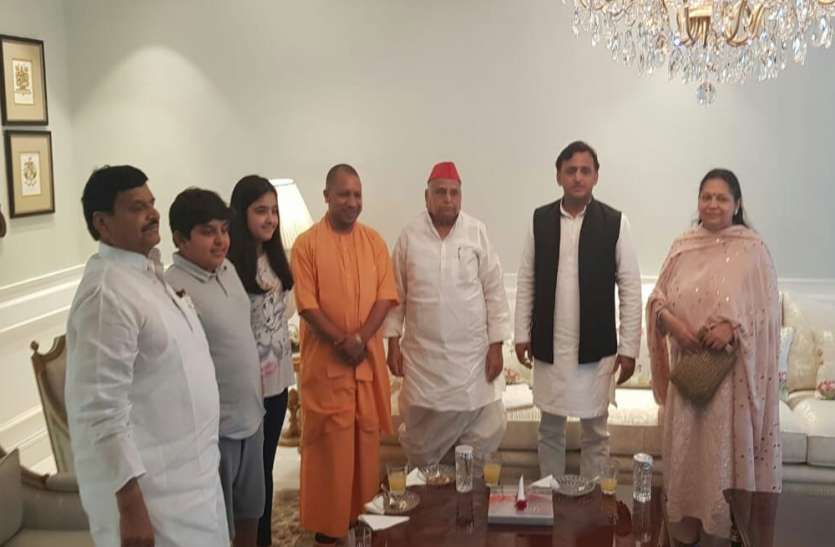CM Yogi Adityanath meeting with Mulayam बिना बताये ही मुलायम के आवास पर पहुंचे सीएम योगी, अखिलेश और शिवपाल भी रहे मौजूद