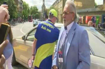 Vijay Mallya came to watch India-Australia match, public cries 'Chor' भारत-ऑस्ट्रेलिया मैच देखने पहुंचा विजय माल्या, लगे 'चोर-चोर' के नारे