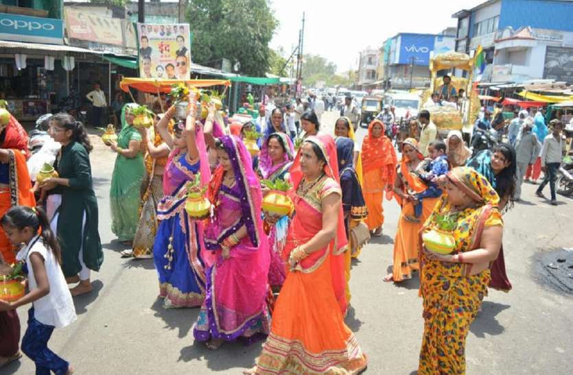 news निकाली कलश यात्रा, बरसाए आस्था के फूल