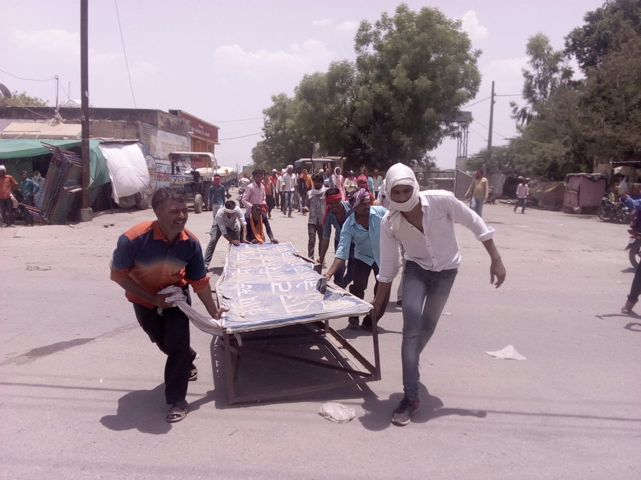 Why did farmers grow up on the road?, news in hindi, mp news, datia news गुस्साए किसानों ने क्यों लगाया सडक़ पर जाम