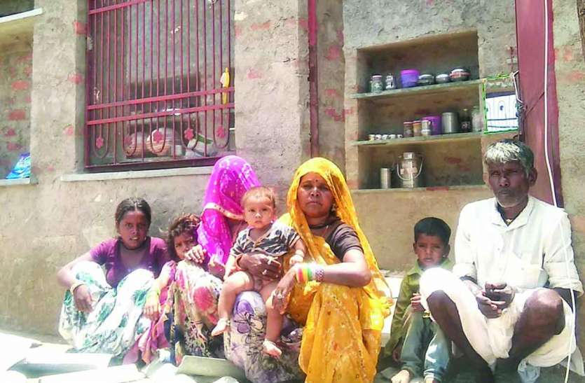 bavandar ne chheena parivaar se chhat ka saaya बवण्डर ने छीना परिवार से छत का साया