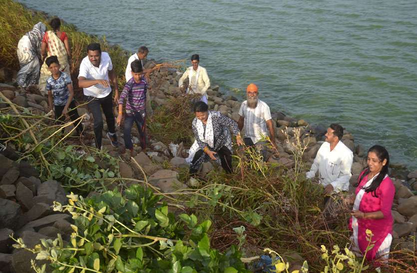 news तालाब की पार पर आड़े-तिरछे पत्थरों पर खड़े होकर कर रहे श्रमदान