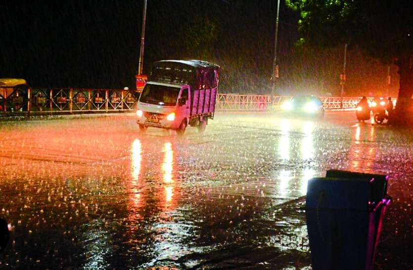 BARISH 35 मिनट की झमाझम बारिश से तरबतर हुआ MP का यह शहर, लोगों के चेहरे पर आई खुशी