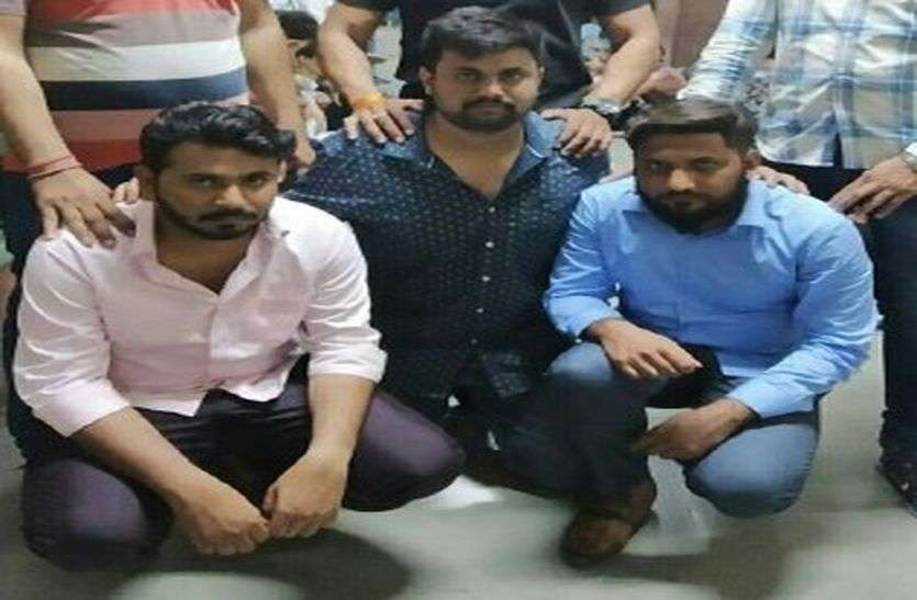 crime 8 वीं पास युवक अमरीकियों से ठग रहा था हर महीने एक करोड़