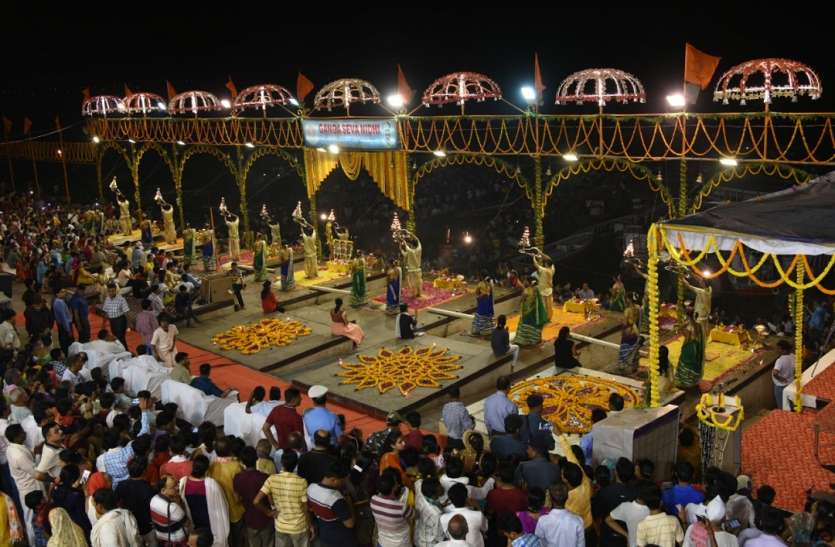 गंगा दशहरा पर भव्य आरती (फाइल फोटो) गंगा दशहरा- वाराणसी में घाट-घाट आरती और दूग्धाभिषेक, दीप मालाओं की कड़ियों से जगमग होंगे तट