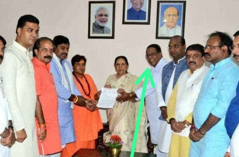 umashankar gupta भोपाल रेप केस: बीजेपी नेता ने राज्यपाल को हंसते हुए सौंपा ज्ञापन, कार्यकर्ता ने पूछा- शादी का कार्ड दे रहे हैं क्या