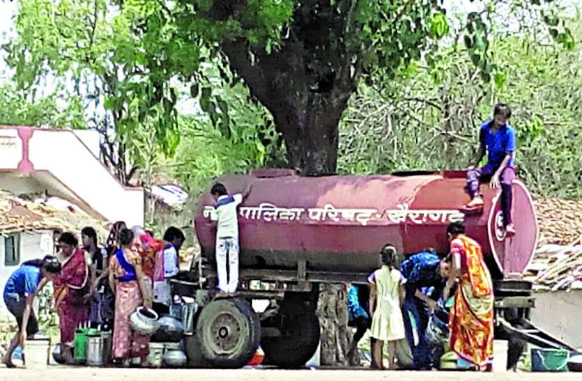 drinking water crisis in city of lakes udaipur कहने को तो झीलों की नगरी लेकिन यहां एक माह में तीस लाख रुपए के टैंकर मंगवाते हैं लोग