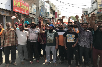 protest after death of fatehveer in sangrur बोरवैल में जिंदगी की जंग हार गया दो साल का फतेहवीर, काम न आई रेस्क्यू टीम की कोई युक्ति, लोगों ने किया विरोध प्रदर्शन