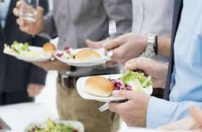 eat जमीन पर बैठकर खाने से मिलते हैं कई फायदे! नए शोध में हुई पुष्टि