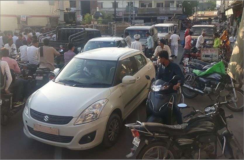 Trafic jam in Sanchore city ट्राफिक व्यवस्था में सुधार के लिए हटाई थी थडिय़ां, फिर हुआ कब्जा