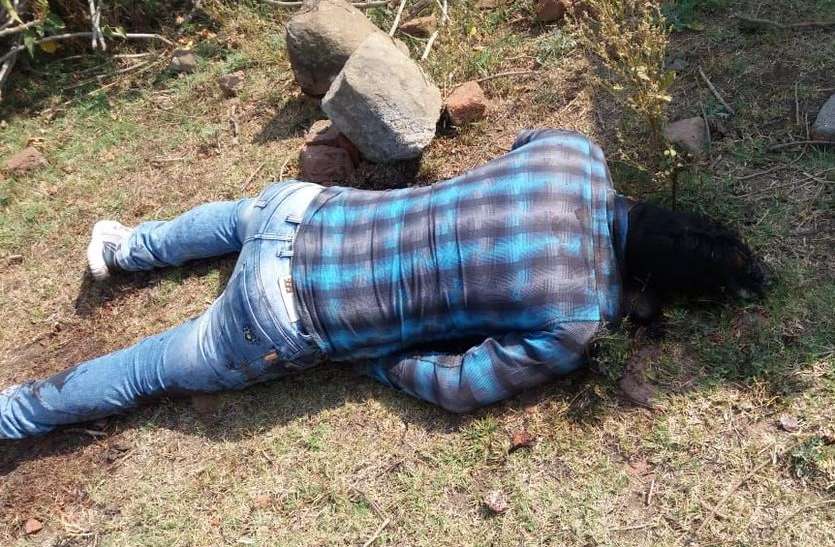 deceased युवक की मिली लाश, हत्या की आशंका, नहीं हो सकी पहचान