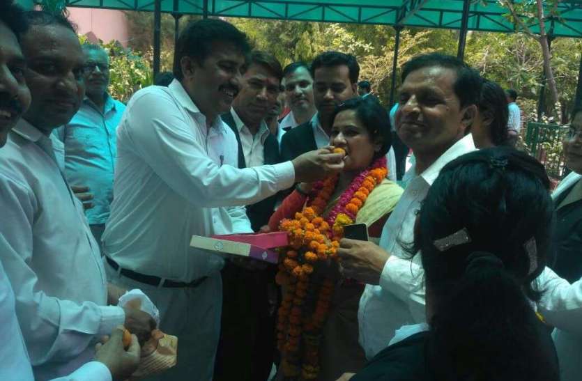 UP Bar Council यूपी बार काउंसिल अध्यक्ष दरवेश यादव की हत्या, सम्मान समारोह के दौरान जानिये साथी वकील ने क्यों मारी गोली, देखें वीडियो