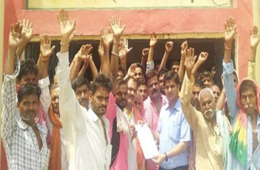 Protest प्रधान ने घरों में लगवा दी हैं सरकारी सोलर लाइट्स, नाराज ग्रामीणों ने किया प्रदर्शन