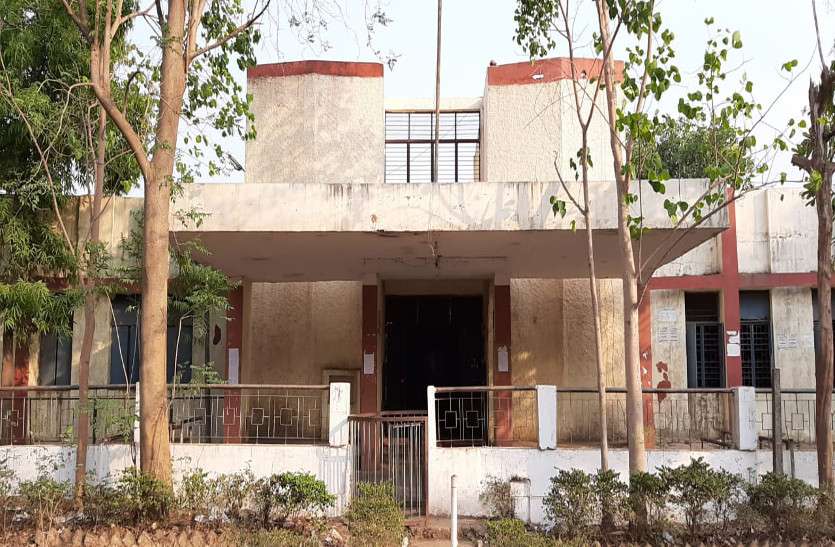 निजी और सरकारी कॉलेजों(Private and government colleges) में प्रवेश पाने के लिए विद्यार्थियों के बीच प्रतिस्पर्धा बढ़ गई है। कई कॉलेजों में फस्र्ट ईयर(Fist Year) की मौजूदा सीटों से तीन गुना अधिक आवेदन ऑनलाइन(Online) हो चुके हैं। कॉलेजों में सीट संख्या से तीन गुना अधिक आवेदन, 20 को पहली सूची
