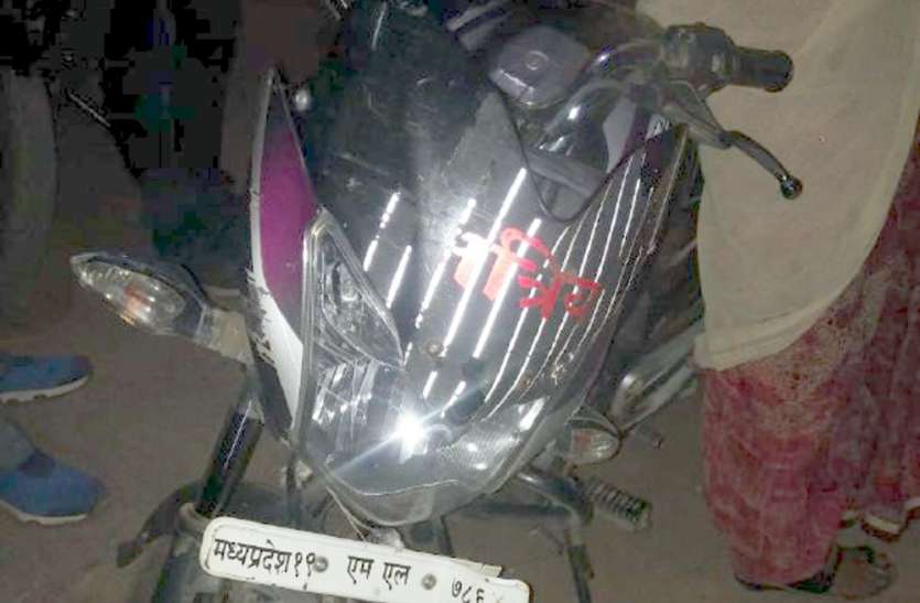 Chain snatching in satna 25 किमी. पीछा करने के बाद बदमाश चेन छीनकर भागने लगा, बहादुर बेटी ने उठाया पत्थर और..