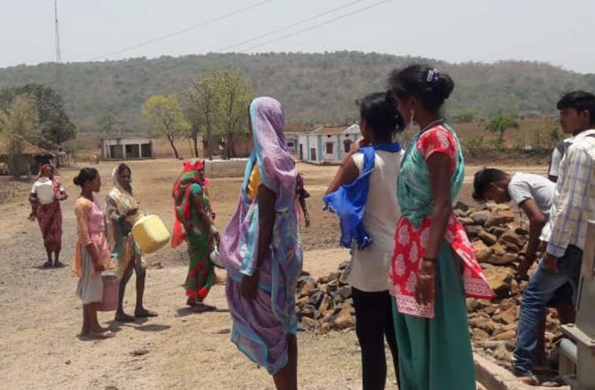 Drinking water is not being arrange in village बूंद-बूंद पानी को तरस रहे ग्रामीण, पीएचई नहीं दे रहा ध्यान