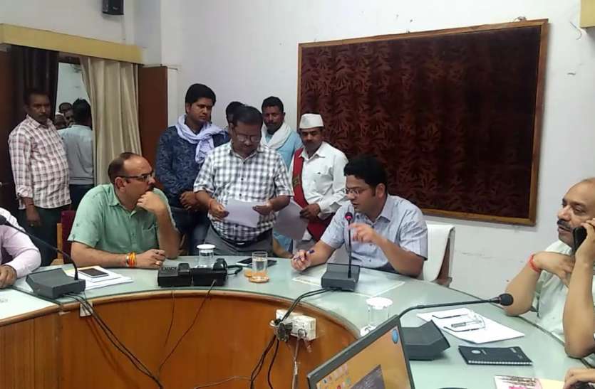 For help, the needy put the officer मदद के लिए जरूरतमंदो ने इस अधिकारी से लगाई गुहार