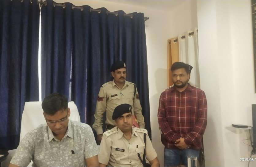 ATM fraud gang arrested in Bilaspur Chhattisgarh एटीएम फ्रॉड केसों में पुलिस को बड़ी सफलता, आरोपी रिजवाल अंसारी पकड़ाया, हर महिनें करीब डेढ़ करोड़ रुपए का चूना लगा देता था