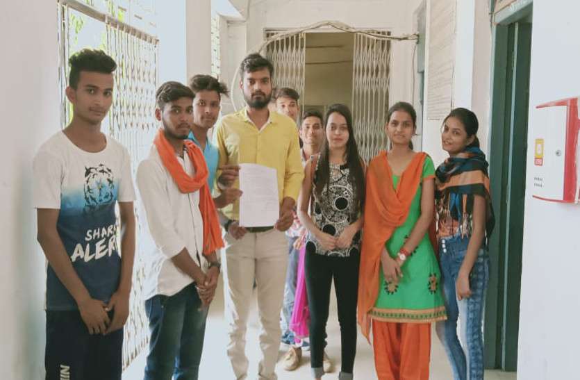 कालेज(College) में व्याप्त अव्यवस्थाओं को लेकर एबीवीपी(ABVP) ने सौंपा ज्ञान कॉलेज फार्म जमा करने आ रहे विद्यार्थी और नहीं मिल रहे प्राचार्य