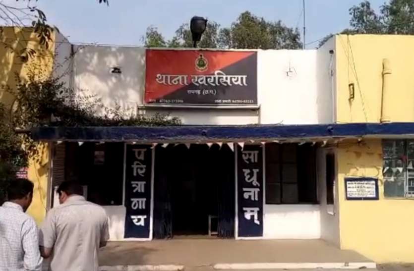 आरोपी महिला(Women) के साथ जबरदस्ती कर उसे कार में बैठाने का प्रयास कर रहा था। तभी महिला(Women) ने शोर मचाया तो आरोपी(charged) वहां से फरार हो गया। रात के समय घर के बाहर बैठी महिला के साथ हुआ कुछ ऐसा, जिससे सुन लोग घर से बाहर निकले पढ़िए पूरी खबर