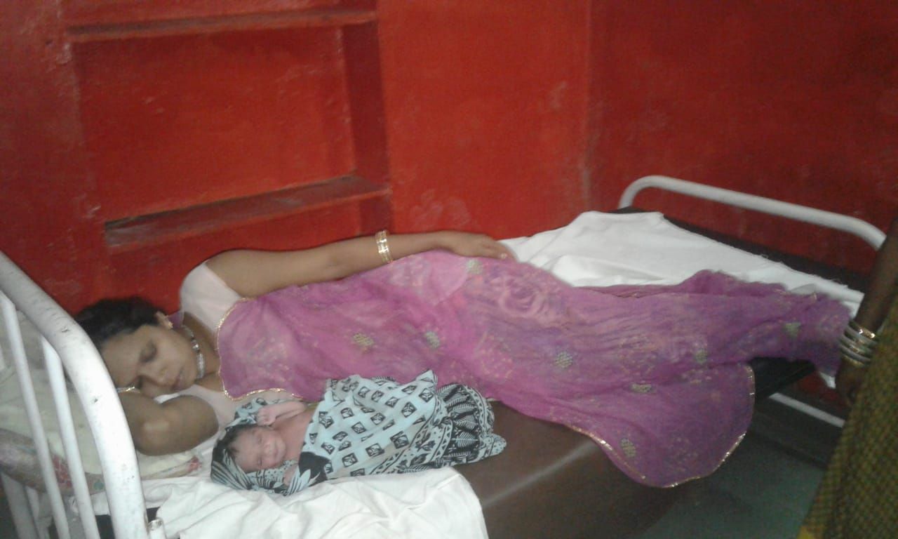 negligence in Government hospital नहीं खोला अस्पताल का दरवाजा.. आखिर, तड़पती प्रसूता ने अस्पताल के बाहर दिया बच्चे को जन्म