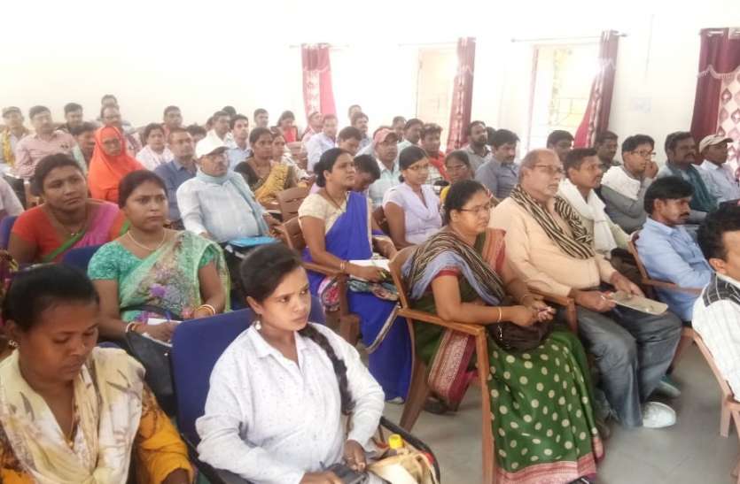 जिला शिक्षा अधिकारी(District Education Officer) ने निजी स्कूलों( Private Schools) के प्राचार्यों(Principals) की ली बैठक, लॉटरीी(Lottery) निकलने के बाद प्रक्रिया रूकी हुई थी डीईओ ने 3271 बच्चों का एडमिशन पांच दिन के भीतर पूरा करने के दिए निर्देश
