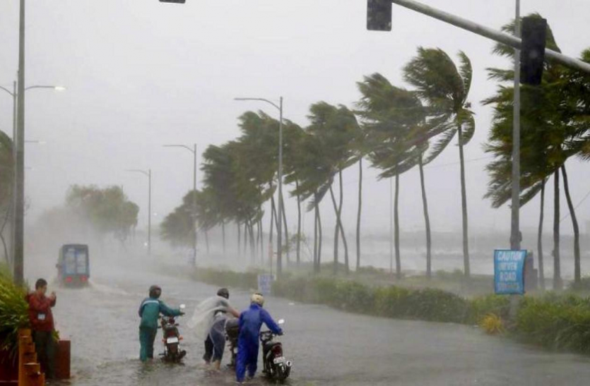 Vayu Cyclone मुंबई कोस्ट से होकर गुजर रहा 'वायु' चक्रवात, राहुल गांधी सुरक्षा के लिए की प्रार्थना