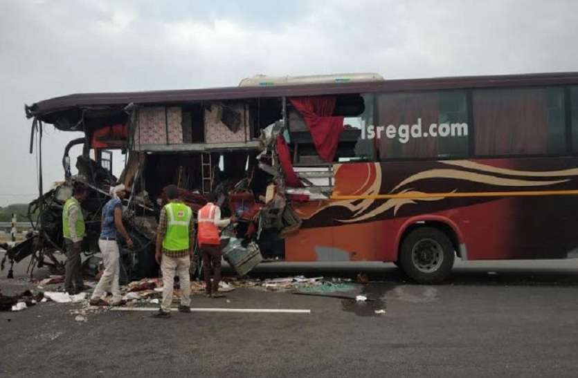 Two People died in accident on Lucknow Agra Expressway आगरा-लखनऊ एक्सप्रेस वे पर ट्रक और बस में जोरदार टक्कर, दो की मौत 15 घायल
