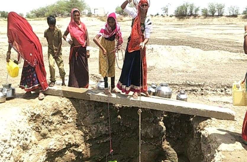 jalore ahore तालाब के मटमैले पानी से बुझा रहे प्यास