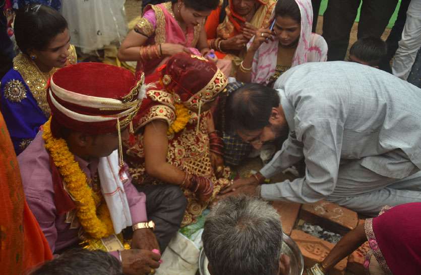 news मुख्यमंत्री कन्यादान योजना : विवाह बंधन में बंधे 209 जोड़े, कोई ट्रैक्टर ट्राली तो कई दूल्हे बाइक और ऑटो से पहुंचे